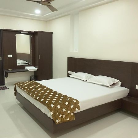 מלון Eluru Sri Krishna Residency מראה חיצוני תמונה